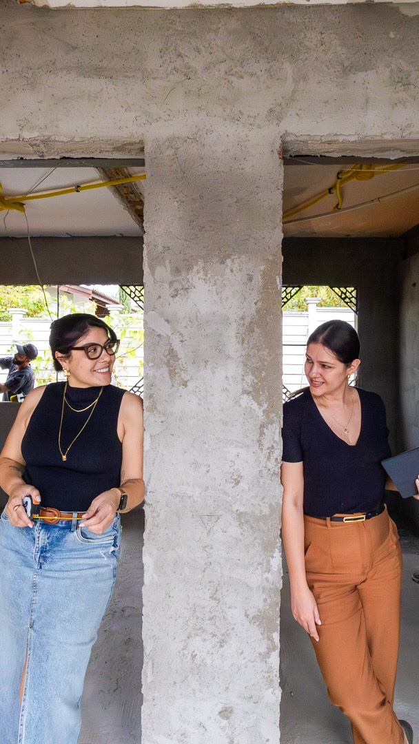 Anelise Prado e Miriã Zechin acompanhando obra em andamento